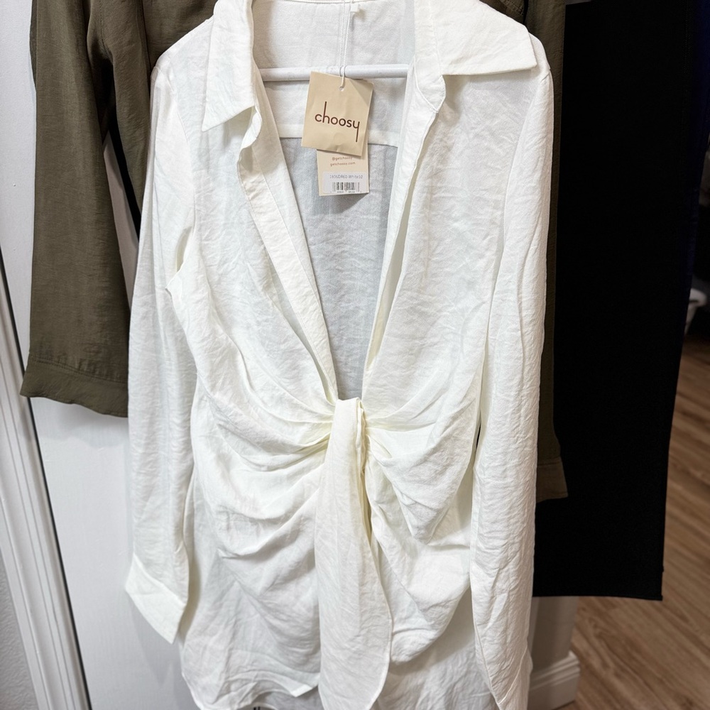 Choosy Women's White Knot-Front Button Down Shirt